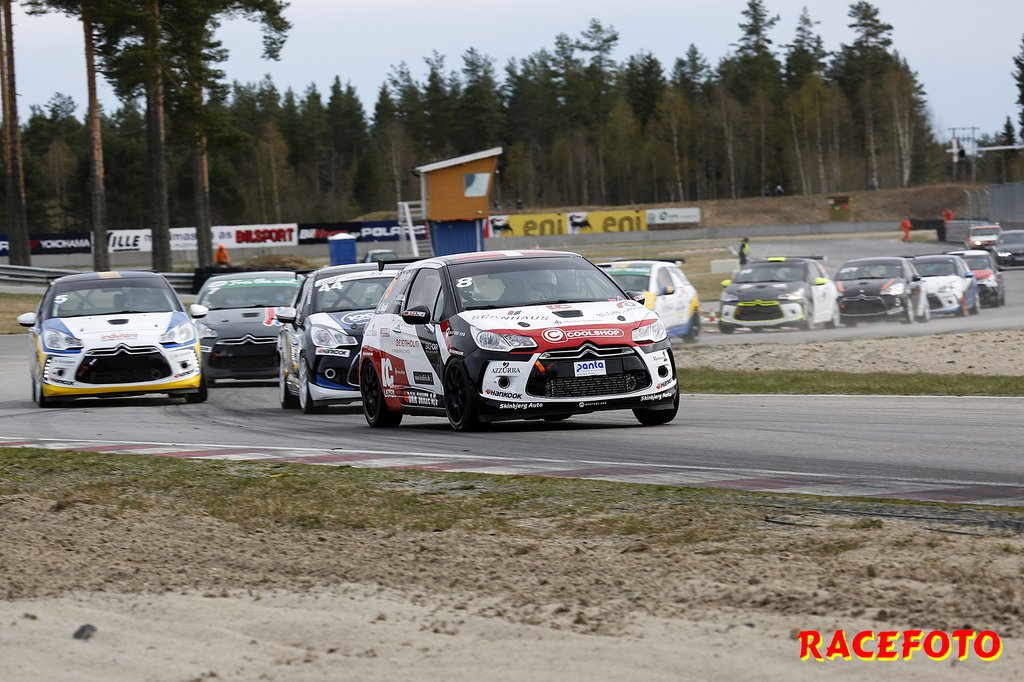 Kenn Bach og BACHCAR Racing kan se tilbage på en sæson, hvor alt klappede til sidst. Her fører aalborgenseren feltet an på Vålerbanen i Norge.